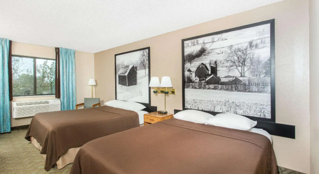 Четырёхместный номер Standard Super 8 by Wyndham Dodgeville