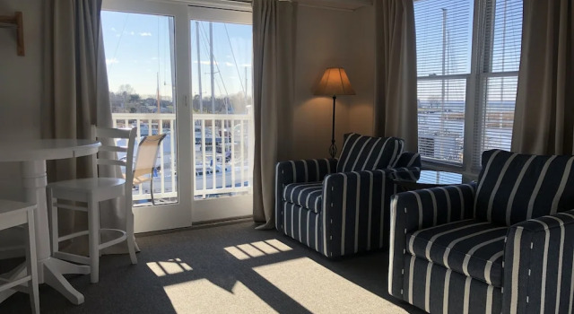 Двухместный номер Standard с балконом и с видом на залив Knapps Narrows Marina & Inn