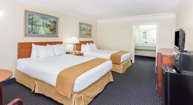 Standard Neljän hengen huone Super 8 by Wyndham Dalton/Convention Center Area