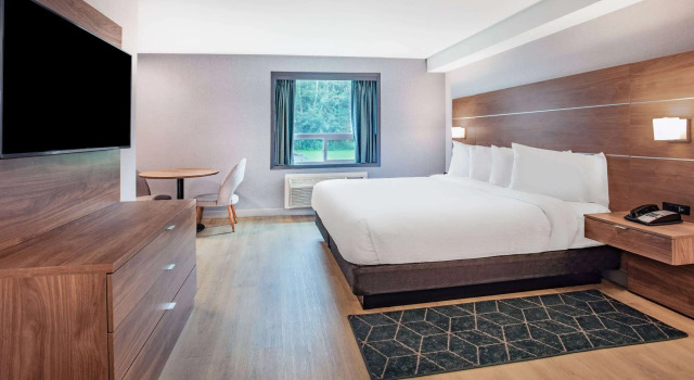 Super 8 by Wyndham Cornwall ON, Buchen Sie Gasthaus Hotels in Thousand Islands mit Pool, Schwimmbad
