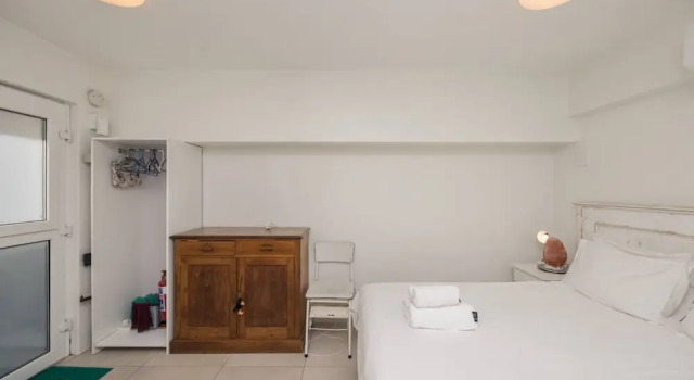 Двухместные апартаменты Bright and Adorable Studio in Vredehoek