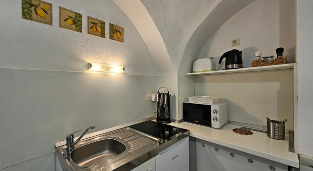 Tiny central studio apartment Tour As