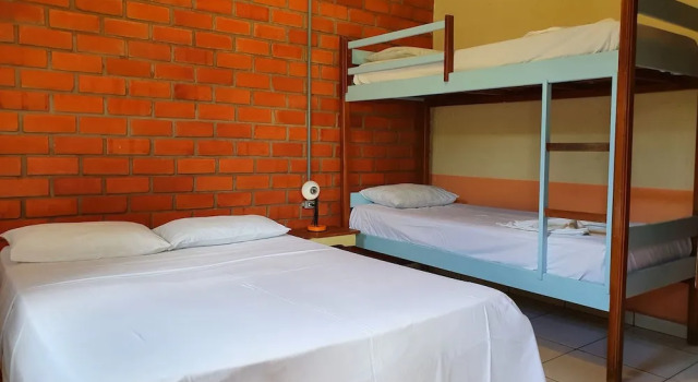 Четырёхместный номер Economy с балконом Bonito HI Hostel e Pousada