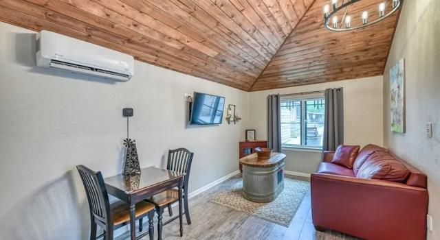 Unique Historic Wash House With Cozy Patio and Fire Table