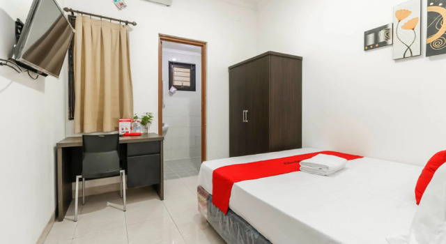 RedDoorz Plus near Trisakti University, Book Hotel Grogol Jakarta