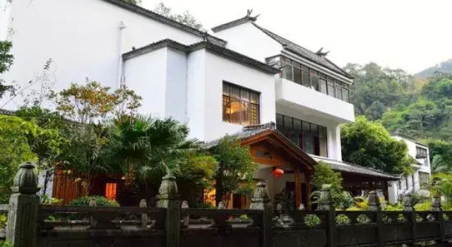 Rehai Hot Spring Resort · Meinvchi, Rezerwuj Ośrodek wypoczynkowy Hotele SPA w Baoshan, SPA