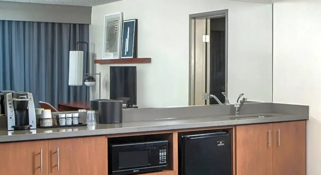 Двухместный люкс c 1 комнатой с видом на внутренний двор Courtyard by Marriott Covington / Mandeville