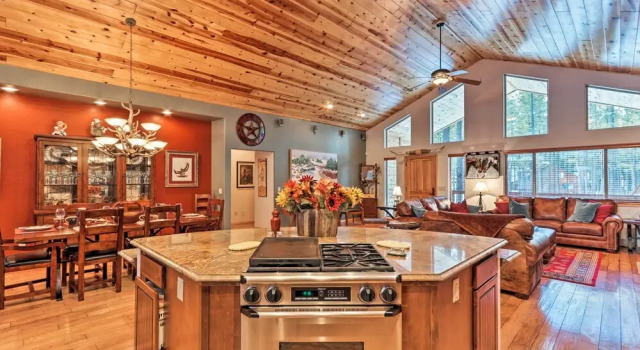 Коттедж < 3 Mi to Pinetop Country Club: Luxe Cabin w/ Deck