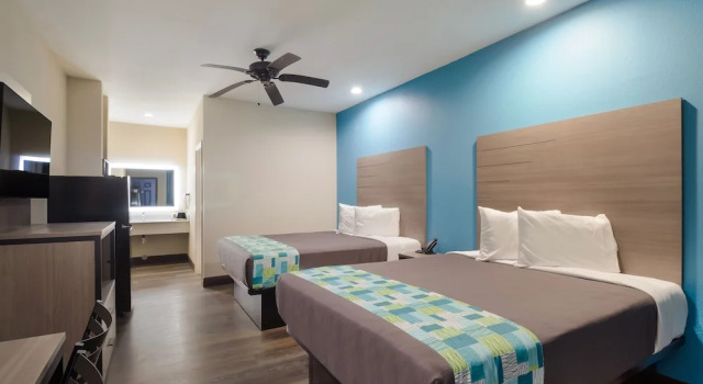 Четырёхместный номер Standard Scottish Inns & Suites Hitchcock-Santa Fe