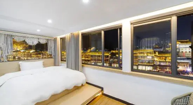 Люкс Liangqi Linjiang Boutique Homestay (North Gate Pier)