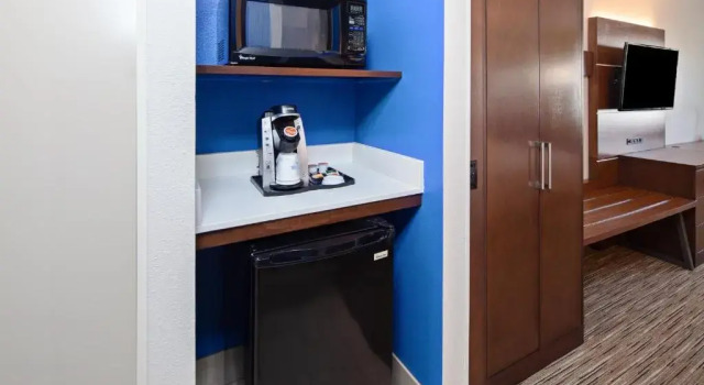 Четырёхместный номер Standard Holiday Inn Express & Suites Rancho Mirage - Palm Spgs Area by IHG