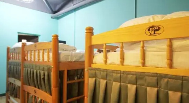 Кровать в общем номере (мужской номер) DongNing Atlas Hotel