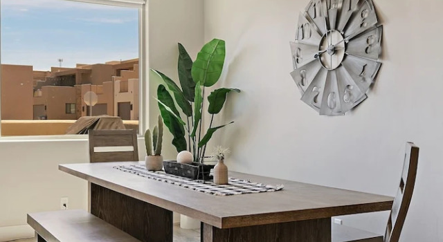 Town Center Red Sand Retreat by RedAwning, Varaa Huoneisto Washington 