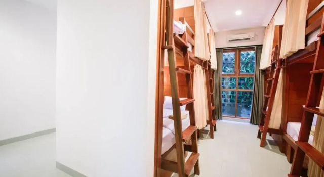 Кровать в общем номере (женский номер) Pudak Sari Unizou Hostel