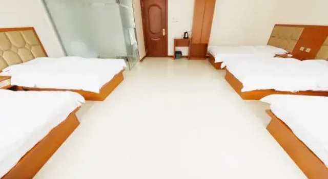 Łóżko w pokoju wieloosobowym Dongyu Hotel