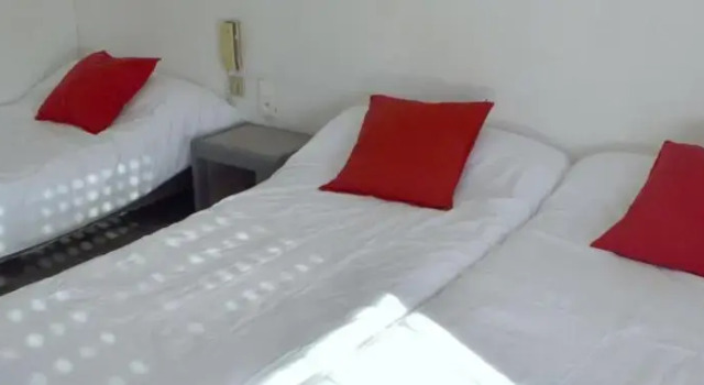Komfortowy trzyosobowy pokój z widokiem na dziedziniec Hôtel Les Mimosas