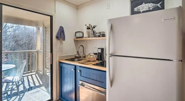 Апартаменты с балконом Balcony + Pool Access! Couples Escape in Lake Lure