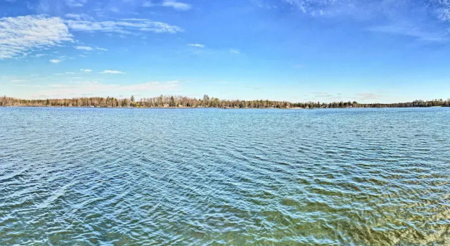Secluded Lost Lake Cottage w/ Spacious Loft!, Boek Vakantiehuis Hawks Michigan
