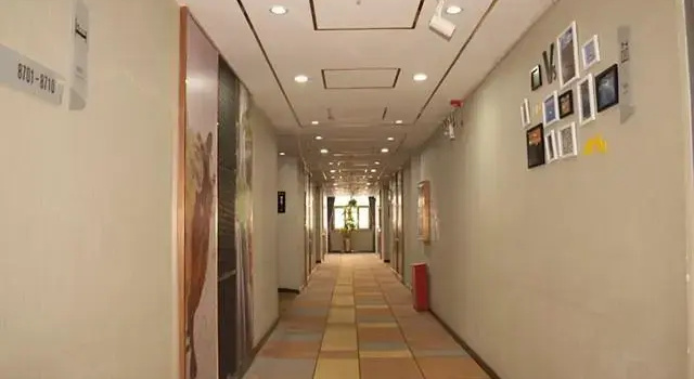 Borrman Hotel Yining Airport Normal Univeristy, Prenota Hotel Hotel a Xinjiang con parcheggio, Parcheggio