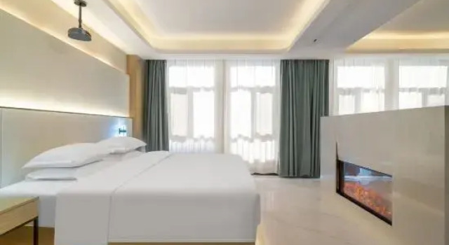 Люкс Business Huaji Wenyue Hotel (Weifang Minzhu Street North High-speed Railway Station)