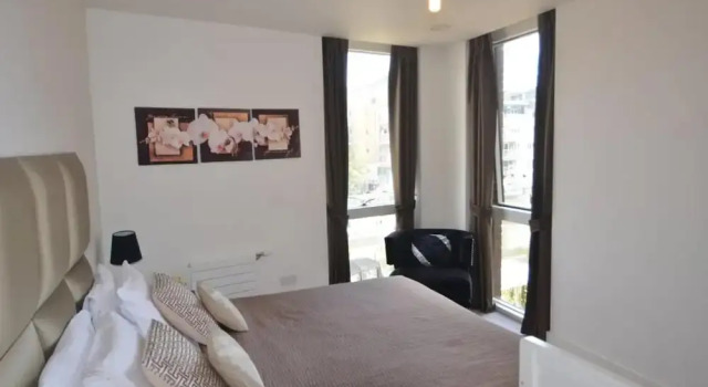 Luxury 3-bed Top Floor Penthouse in Brentford