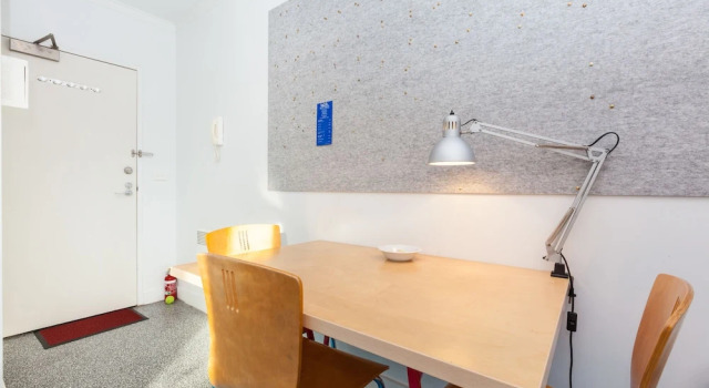 Студия HENRIETTA, Carlton Studio Apartment