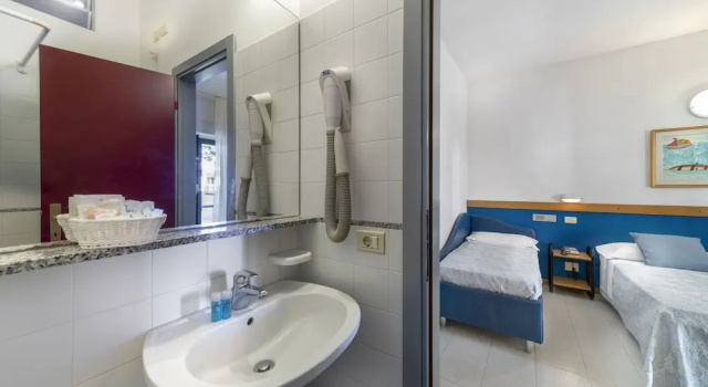 Четырёхместный семейный номер Standard с балконом Hotel Morotti