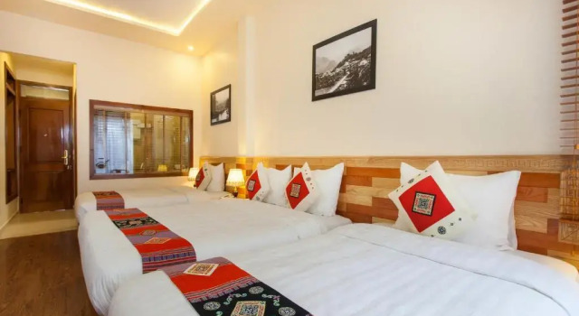 Трёхместный номер Стандарт с окном без вида с балконом Sapa Centre Hotel