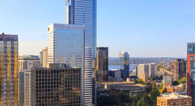 Четырёхместный номер Standard с видом на город Renaissance Seattle Hotel