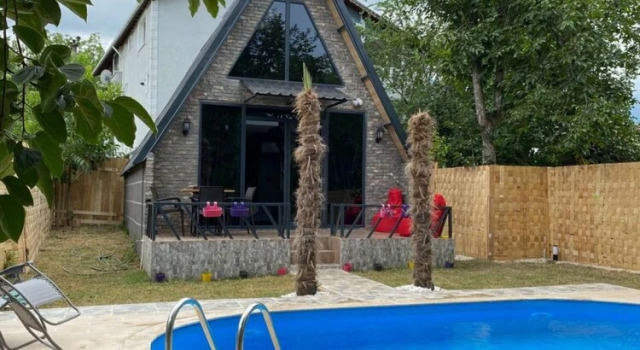 Sleek Bungalow with Private Pool near Sapanca Lake, Varaa Hotelli Hotellit Marmara-alue pysäköinnillä, Pysäköinti