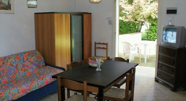 Cozy Beachside Apartment With Fenced Garden