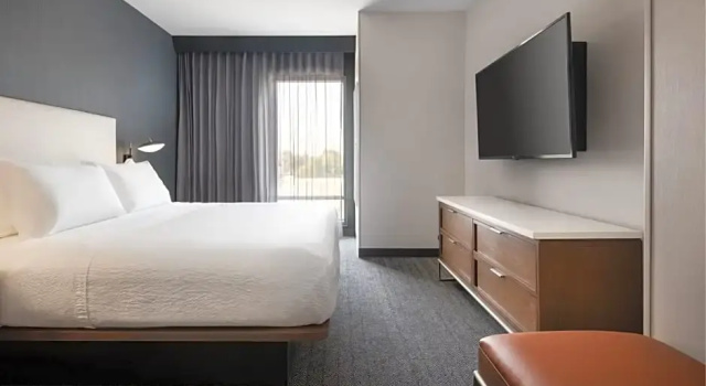 Двухместный люкс c 1 комнатой Courtyard by Marriott Fresno