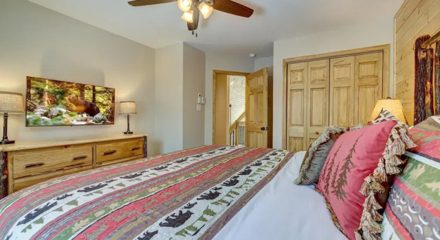 Over the Top Lodge by Avantstay Hot Tub, Shared Pool, Beach/lake Access, Boek Vakantiehuis Albrightsville Carbon County