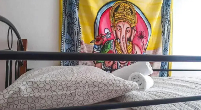 Кровать в общем номере (мужской номер) Urban Yoga House Hostel & Retreat
