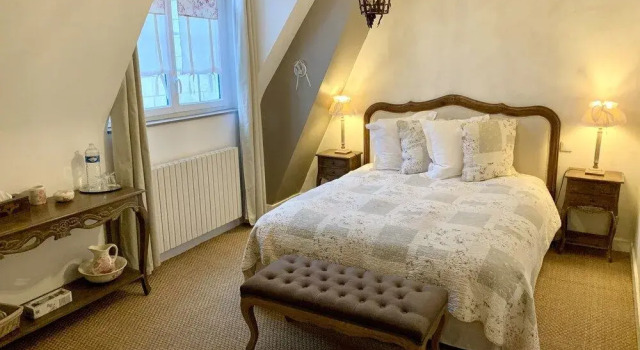 L'Ange est rêveur, Book Hotel  