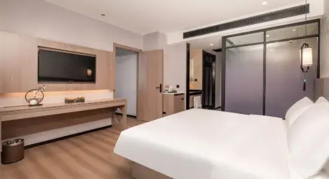 Люкс Business Huaju Hotel (Wenfeng World Store, Middle Jianghai Road, Qidong)