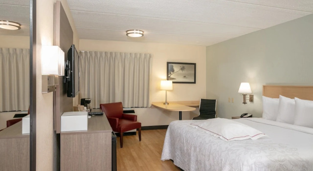 Двухместный номер для гостей с ограниченными возможностями Premium Red Roof Inn PLUS Miami Airport