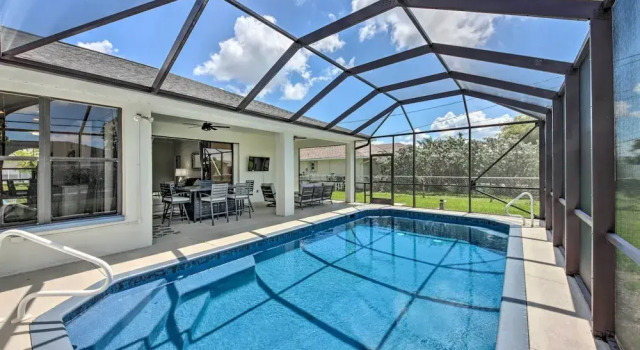 Коттедж с 3 комнатами с балконом Lanai + Pool: Dog-friendly Home in Cape Coral!