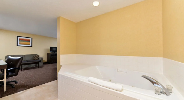 Двухместный люкс Holiday Inn Express Hotel & Suites Charlotte by IHG
