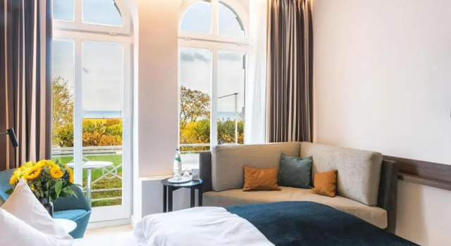 Двухместный номер Standard с балконом и с видом на море SEETELHOTEL Ostseehotel das Entdeckerhotel an der Ostsee und der perfekte Startpunkt für Ihre Inselabenteuer