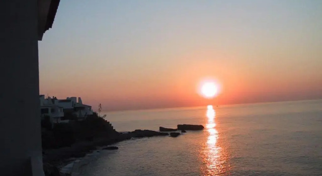 Апартаменты Estepona Frontline Beach Homely 3 bedrooms duplex with amazing views