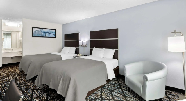 Четырёхместный номер Standard Quality Inn Northlake