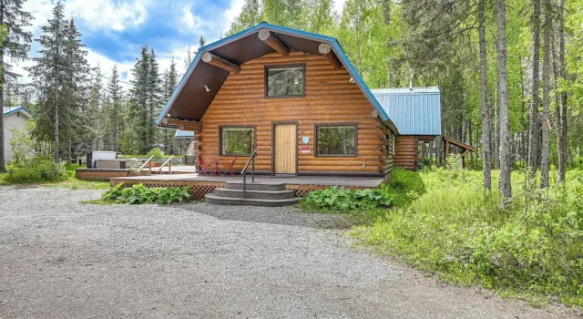 Roomy Log Cabin w/ Hot Tub, Walk to Kenai River!, Reserva ahora Casa o chalet Kalifornsky 