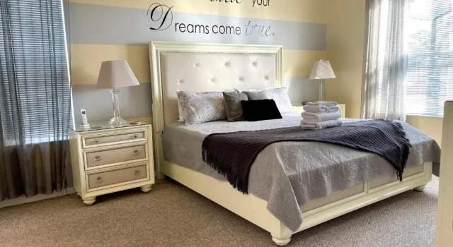 Disney Dream with Hot Tub, Pool, Xbox, Games Room, Lakeview, 10 min to Disney, Clubhouse