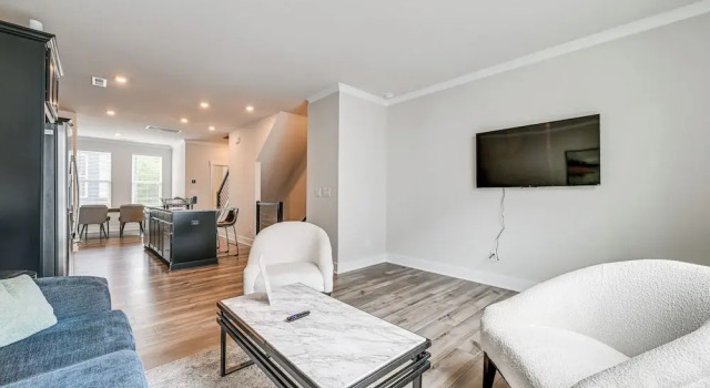 Апартаменты Walk to Music Factory: Townhome w/ Rooftop Deck!