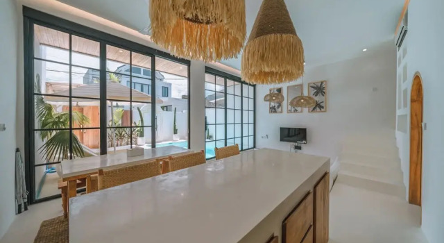 Villa Sunset and Sunrise - 2BR elegant villa in Central Canggu, Забронировать Вилла Коттеджи провинции Бали, Коттедж