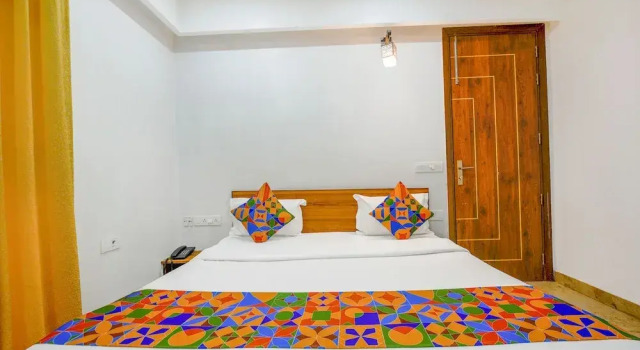 Номер Deluxe FabHotel Amrit Palace