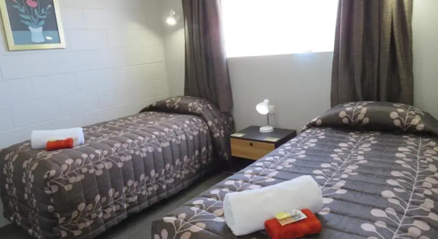 Апартаменты Commodore Court Motel