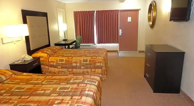 Четырёхместный номер Standard Plantation Inn Hotel and Lounge