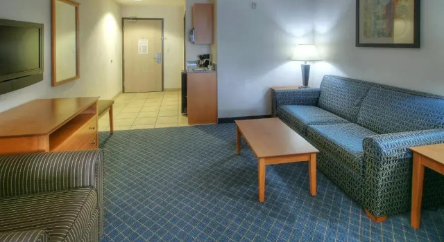 Четырёхместный люкс Holiday Inn Express